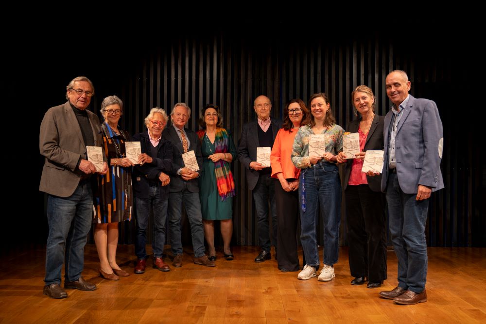 Membres du jury, de gauche à droite : Michel Colle, Hélène de Bellaigue,Michel Pétuaud-Létang, Alexandre de Montesquieu, Catherine Volpilhac, Alain Juppé, Caroline Le Mao, Lucie Leroy, Aurélia Gaillard, et Christophe Lucet. Absent : Antoine Lilti.
